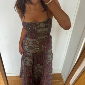 Paisley klänning  - Paisley klänning!! Jag är 168 och det är mina bilder, köp via köp nu direkt eller Swish, kvar tills markerad som såld ❤️