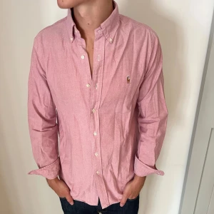 Ralph Lauren Skjorta  - Väldigt snygg ralph lauren skjorta i väldigt fint skick. Storlek M. Hör av er vid frågor!