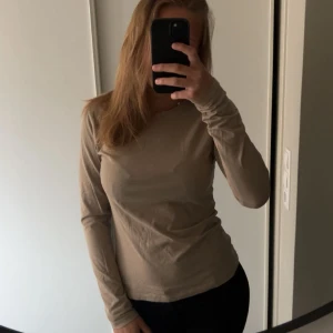 Beige tröja - Säljer en långärmad beige tröja från kappahl. Tröjan är i storlek S och är helt oanvänd. Säljer då den aldrig kommit till användning.💕💕