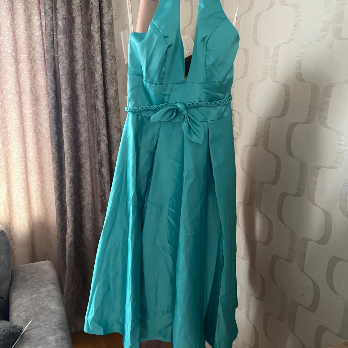 Ljus turkos långklänning med rosett