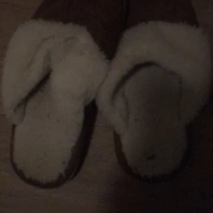 Grå morgonrock med huva och rosa detaljer - Mysig grå morgonrock med huva och rosa prickiga detaljer samt ett Hello Kitty-tryck på fickan. Perfekt för att chilla hemma och hålla sig varm. Knytband i midjan och två fickor framtill.