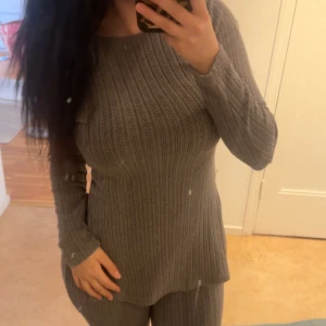 Grå ribbad stickad dress - Mycket skön dress! stretchig och mjuk och forma sig efter kroppen.