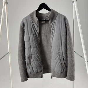 Grå cardigan från Gran Sasso - Säljer en Gran Sasso cardigan som passar perfekt nu till våren/sommaren. Cardigan är i storlek 50 som motsvarar S-M. Cardiganen är i cond 9/10 knappt använd. Ifall om du har några funderingar är det bara att höra av sig MVH/cote d azur