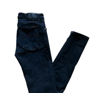 Nudie Jeans FÖRST TILL KVARN - | Svarta nudie jeans | Skick 9/10 | Storlek 30/34 | Hör av er vid funderingar |