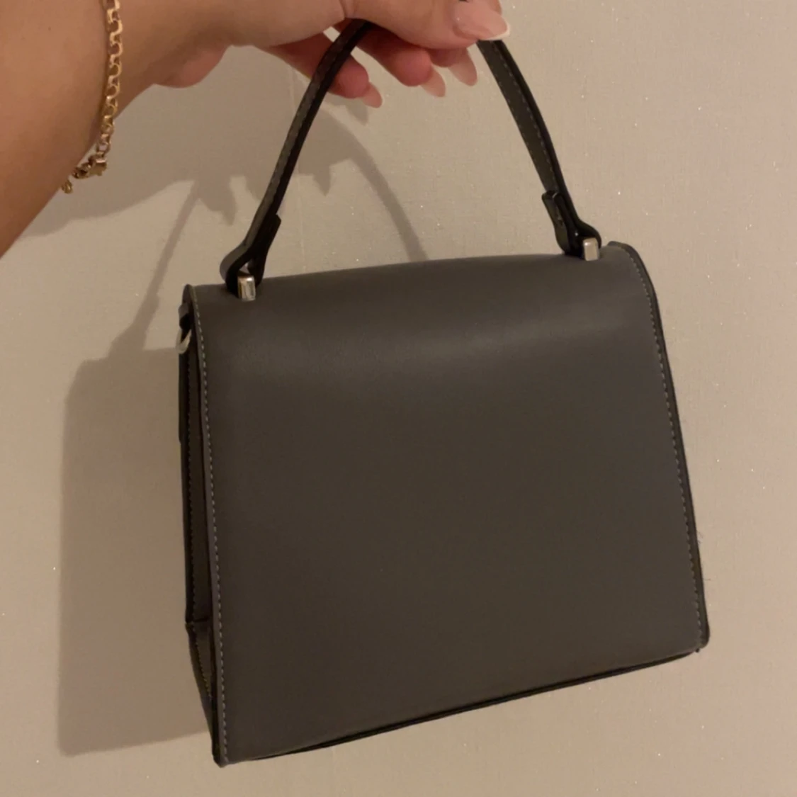 Grå handväska med silverdetaljer - 1