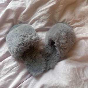 Grå fluffiga tofflor - Fluffiga och mysiga tofflor från Nelly. Aldrig kommit till användning 