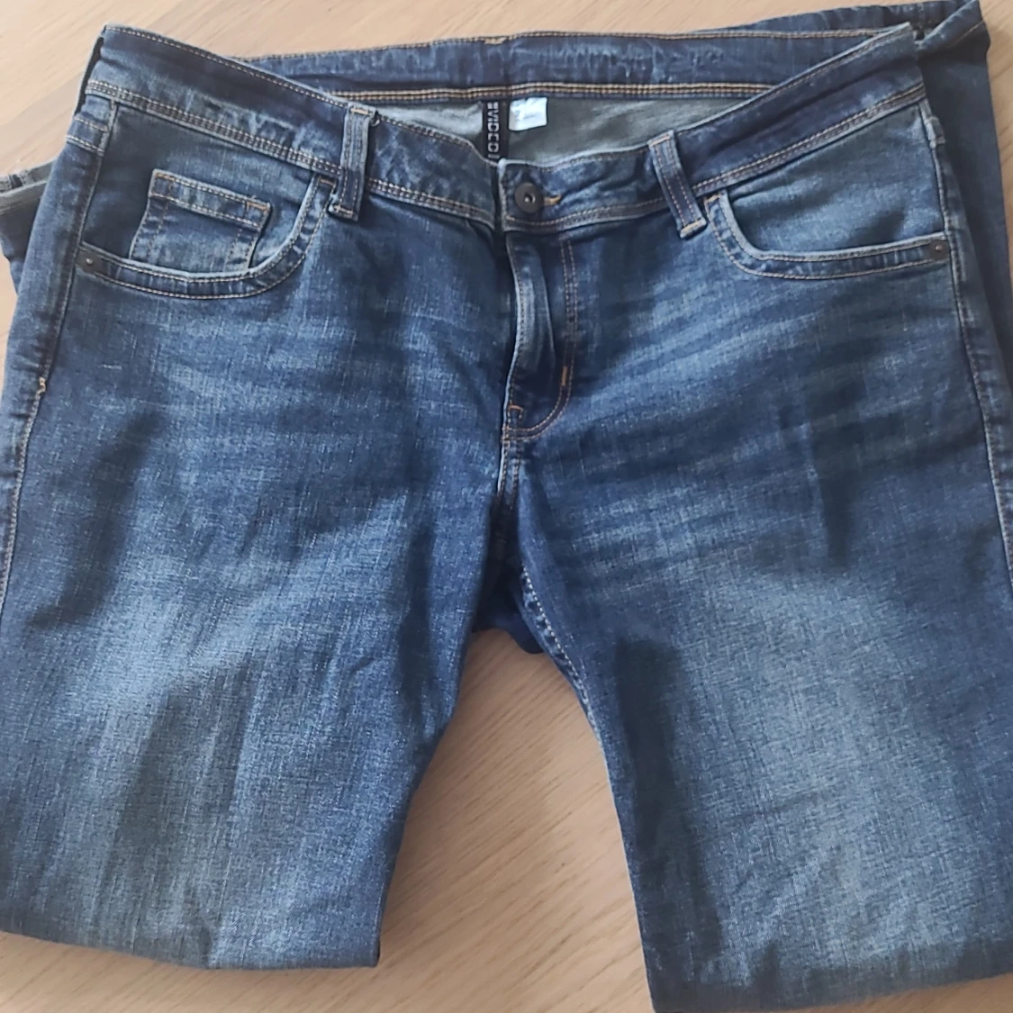 Blå bootcut jeans från H&M Divided