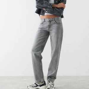 Ljusgrå jeans - Säljer ett par grå jeans från Gina i modellen low straight jeans. Jeansen har mid/låg midja och rak passform. Jeansen är använda men fortfarande i mycket bra skick. ( jag har klippt ett hål på insidan av midjan (sista bilden) för att kunna spänna åt med ett snöre, men inget som syns eller märks från utsidan). 