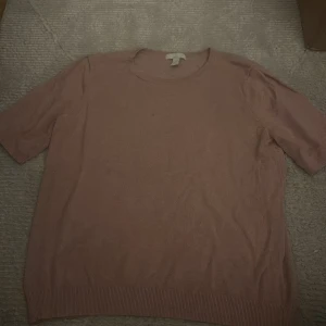 Ljusrosa stickad tröja från H&M - Säljer en ljusrosa stickad tröja från H&M Basics. Storlek medium