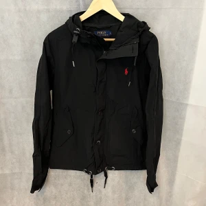 Ralph Lauren field - Riktigt schysst raffe field i storlek S. Modellen är 185. Riktigt fint skick.