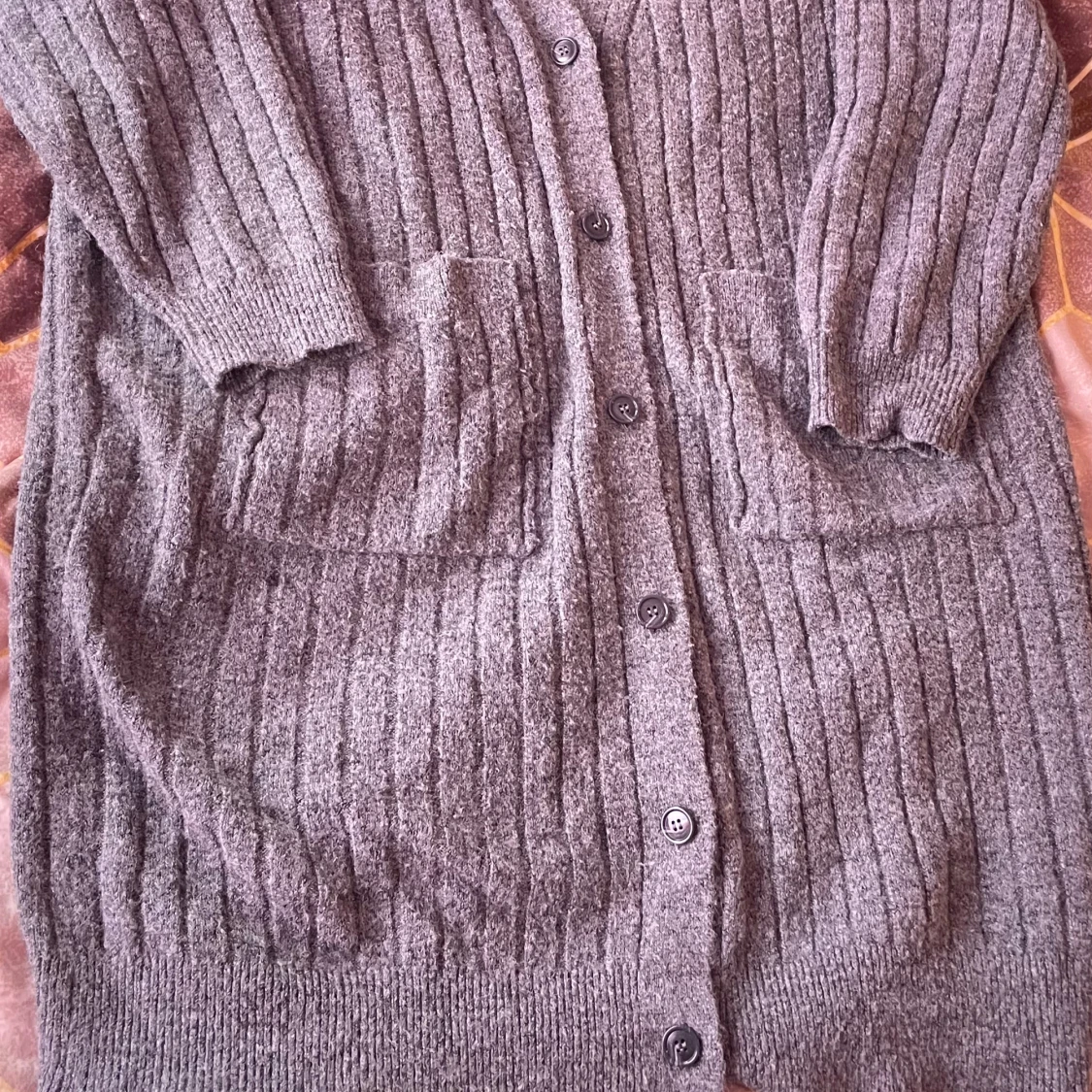 Grå ribbad kofta med fickor - 2