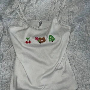 En jätte söt linnetopp💘 - Supersöt vit ribbad linnetopp med smala axelband. 