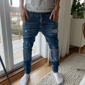 Dsquared2 jeans - Ett par dsquared2 jeans i storlek 44 som motsvarar ca 29/31. Jag är 181 så passar bättre på folk mellan 170-175. . Skriv om du har någon fråga. 