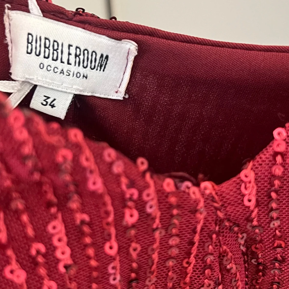 Vinröd paljettklänning från Bubbleroom - 3