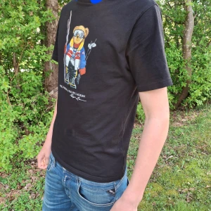 Polo Bear från Ralph Lauren - Tjena, säljer nu denna sjukt feta och ovanliga tröjan från ralphlauren📈 Tröjan har inga defekter och är i princip i ny skick❗️Hör av dig vid minsta fundering🧐 Priset är inte hugget i sten🪨