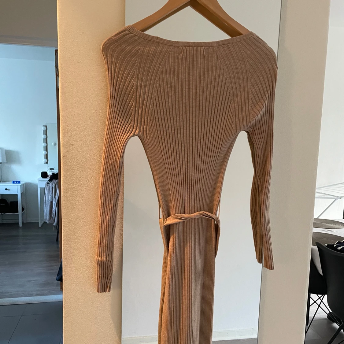 Beige ribbad långklänning med v-ringning och knytband - 2