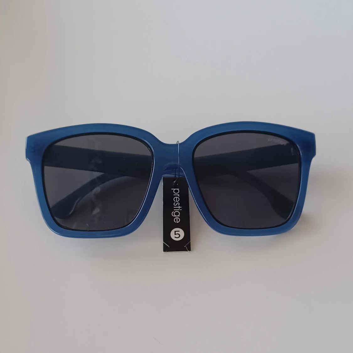 Blåa solglasögon med fyrkantig form