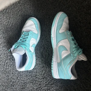 Nike dunk low Ljusblå / vit - Säljer ett par Nike Dunk sneakers i fräscha färger perfekt för sommaren – ljusblått och vitt.  Skorna är egen designade på Nikes hemsida och är i bra skick. Pris kan diskuteras