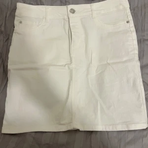 Vit Lågmidjad jeanskjol - Säljer en lågmidjad vit jeanskjol i nyskick. Den är i storlek S, men passar dig som har storlek XS/S. Köotes från VERO MODA för 349kr, säljs för 199kr. Perfekt plagg till sommaren, både snygg och lätt att matcha!