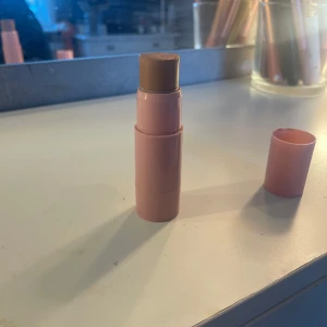 Hickap Bronze and Contour Stick Golden Truffle - Krämig bronzer och contour stick från Hickap i färgen Golden Truffle. Kommer i en smidig rosa hylsa som är enkel att ta med. Perfekt för att skapa naturlig värme och definition i ansiktet.