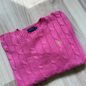 Ralph Lauren Sweater - Strl S. En tunnare kabel stickad tröja från Ralph Lauren i fin rosa färg, perfekt till sommarkvällarna! Nyskick aldrig använd endast tvättad
