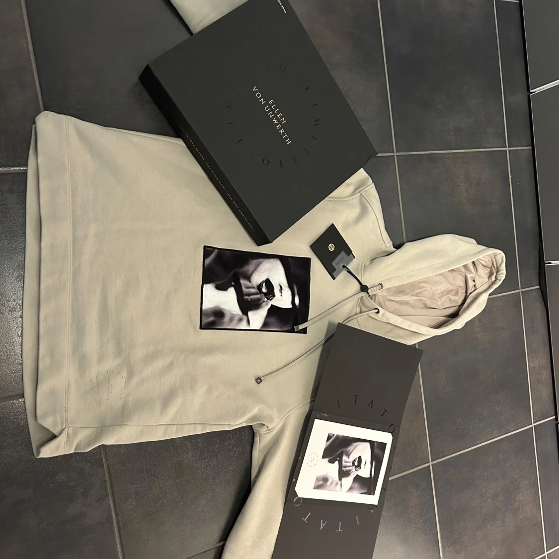 Beige limitato hoodie x Tatart x Ellen von Unwerth