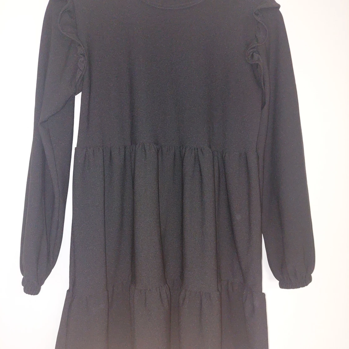 Svart långärmad klänning med volang - 2