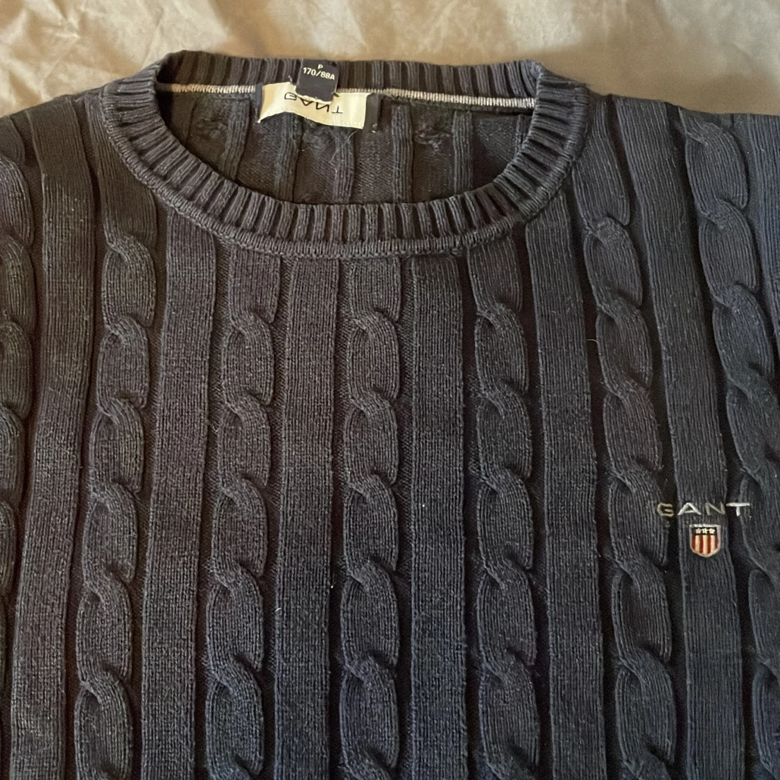 Mörkblå kabelstickad tröja från Gant - 2