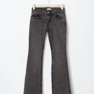 Lågmidjade Jeans - Ett par jättesnygga lågmidjade jeans ifrån Gina tricot, inga defekter och knappast använda🖤Nypris: 500kr