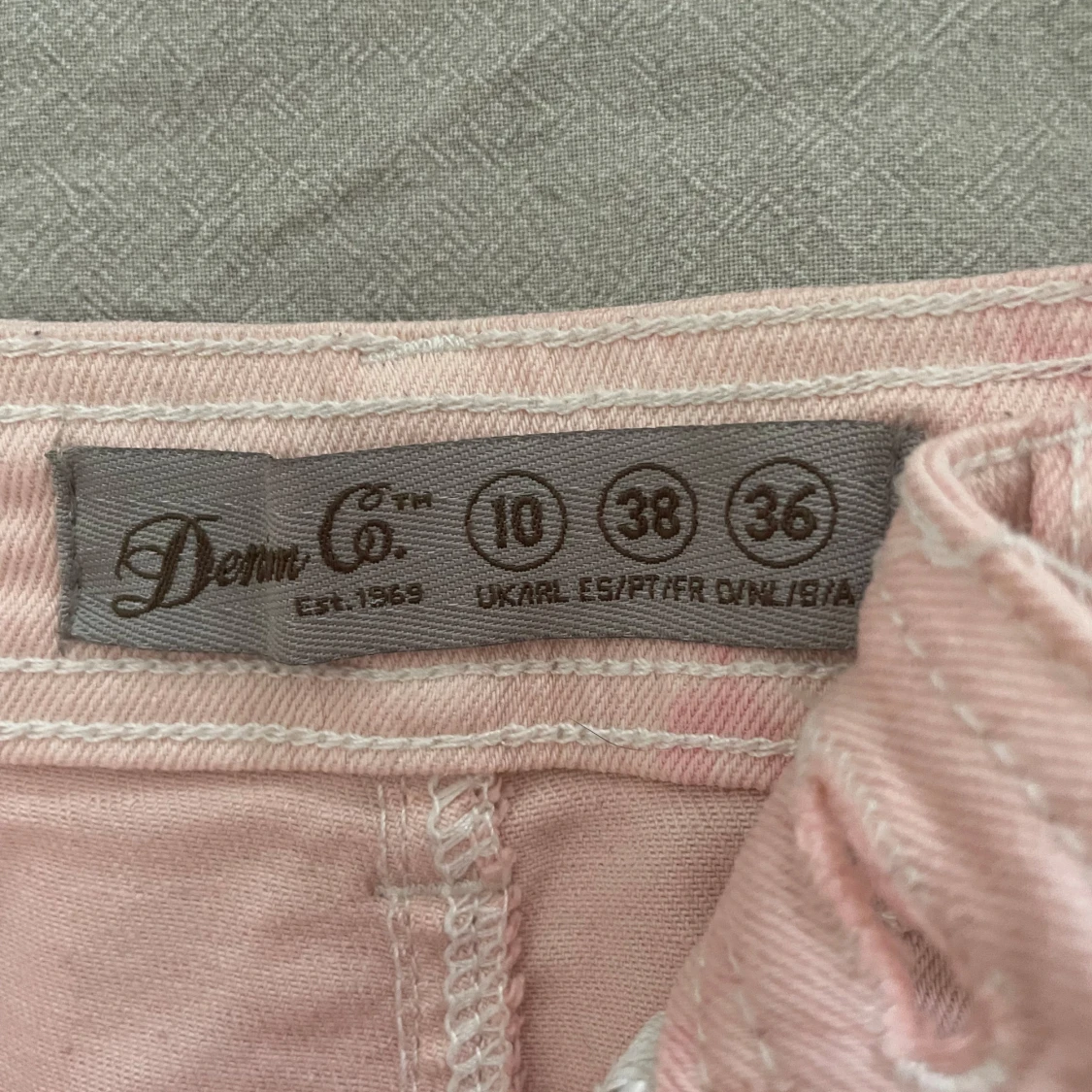 Ljusrosa lågmidjade korta jeansshorts  - 2