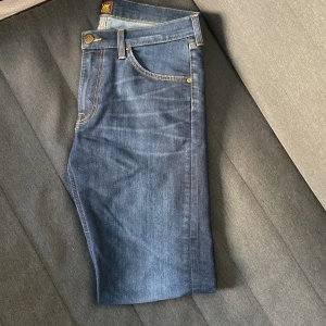 Blå jeans från Lee - Säljer dessa Lee jeans. Dem är knappt använda . Passformen är straight/loose i storleken W31 och L32 Ställ gärna frågor om du undrar något. 🔥