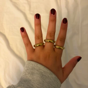 Pilgrim guld ring - jätte fina pilgrim ringar. Starkt guld färg, rostfritt. Inte använd alls. JUSTEBAR!! Så så fin o värt pengarna. Säljer då jag bytte till silver. ALLA för 400kr. En för 200kr. Så det blir köp tre betala för två!