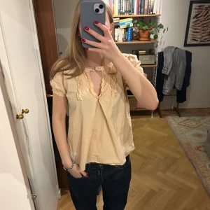 Odd Molly blus  - Så gullig blus från odd Molly! Den är en jättefin nästan persiko färg. Perfekt till i sommar!!