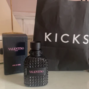 Valentino Uomo Born In Roma EdT - En lyxig herrparfym från Valentino, Born In Roma Uomo. Flaskan är svart med nitar och har en modern, edgy design. Doften är elegant och maskulin, perfekt för dig som vill sticka ut. Kommer i og förpackning. Köpt på kicks för 1200 för cirka en vecka sedan. Kvitto medföljer.Perfekt parfym för sommaren.
