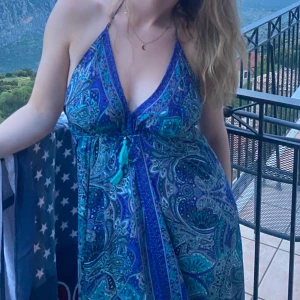 Ibiza-klänning 💙 - Säljer denna  Ibiza-klänning som är köpt i Grekland för två år sedan men endast använd vid 2 tillfällen ❣️ köptes för 899:- men säljer för 499:- eller högstbjudande🤗