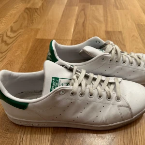 Adidas Stan Smith vita sneakers med gröna detaljer - Modell: force, färg: vita och gröna, storlek: 46