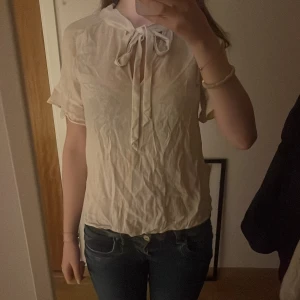 Super snygg knyt blus  - Säljer en super fin blus med snygga volanger på armarna och en trendig knyt detalj vid halsen🥰den går att styla på många olika sätt och är parfekt inför sommaren🥰 priset går att diskuteras