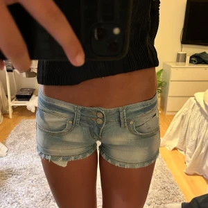 Lågmidjade jeansshorts  - Skit snygga Lågmidjade jeansshorts som jag köpt på vinted!! 😍