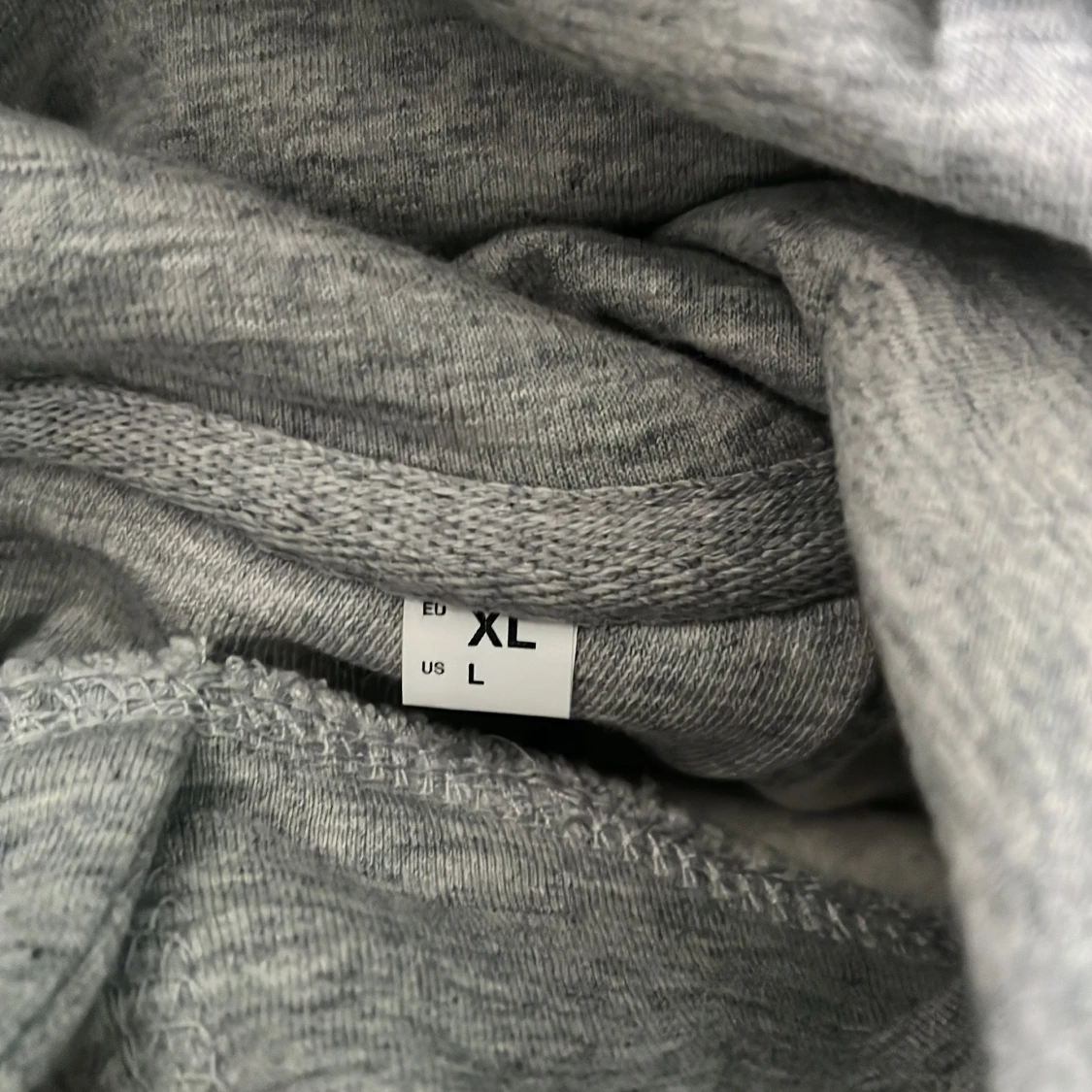 Grå hoodie med retrotryck - 2