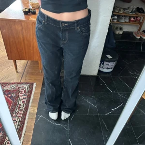 Low waist jeans - Bootcut/lite lösare modell. Alldeles för långa på mig som är 162💕