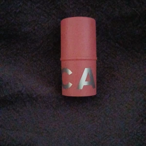 CAIA ROUGE i färgen COTTON CANDY  - Säljer ett helt  nytt / oanvänt stift rouge från CAIA  i färgen Cotton Candy. Kommer i en söt rosa hylsa med silvrig text. Perfekt för att ge kinderna den perfekta färgen !. Smidig att ha med i väskan! Säljs för 150 kr och köparen står för önskad frakt och inga återköp!