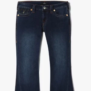 Mörkblå bootcut jeans från True Religion - Säljer ett par mörkblå jeans från True Religion med bootcut passform. Jeansen har dekorativa sömmar och knappar på bakfickorna samt klassisk logga på bakre linningen. Perfekta för dig som gillar en tidlös jeanslook.de är i modellen becca