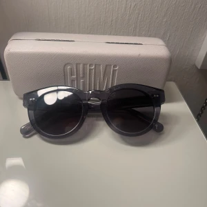 solglasögon från Chimi - Mörkgrå solglasögon från chimi som är supersnygga till allt kommer med fodral och de är väldigt sparsamt använda!