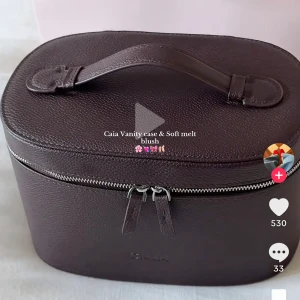 Brun necessär från Caia - SÖKER!! Om någon köpt denna necessären från caia om vill sälja så är jag jätteintresserad av att köpa den🥰💗