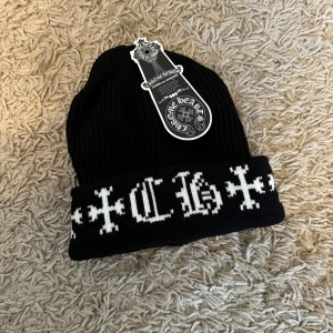 CHROME HEARTS MÖSSA  - hej säljer denna mössa ifrån Chrome Hearts, tjockt och högkvalitativt material. Lapparna/tagsen hänger även kvar! 