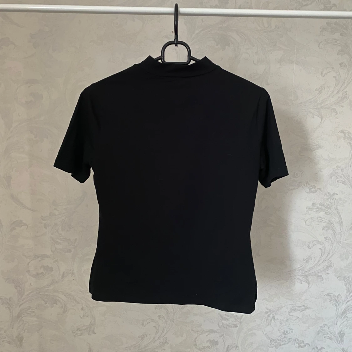 Vit och svart t-shirt med hög hals - 1