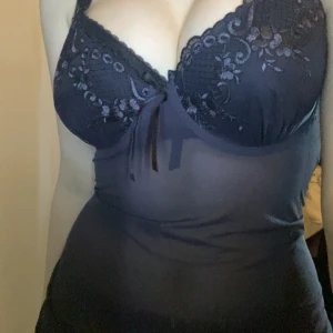 Vacker spets klänning - Length: 55cm Waist: 43cm x2  Underbust: 31cm x2 Cup: ↕️15cm ↔️ 20cm