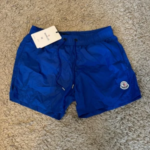 MONCLER BADBYXOR  - hej säljer dessa badbyxor ifrån Moncler, perfekt inför sommaren, lite kortare i modellen men sitter riktigt snyggt på! Tags/lapparna hänger kvar 