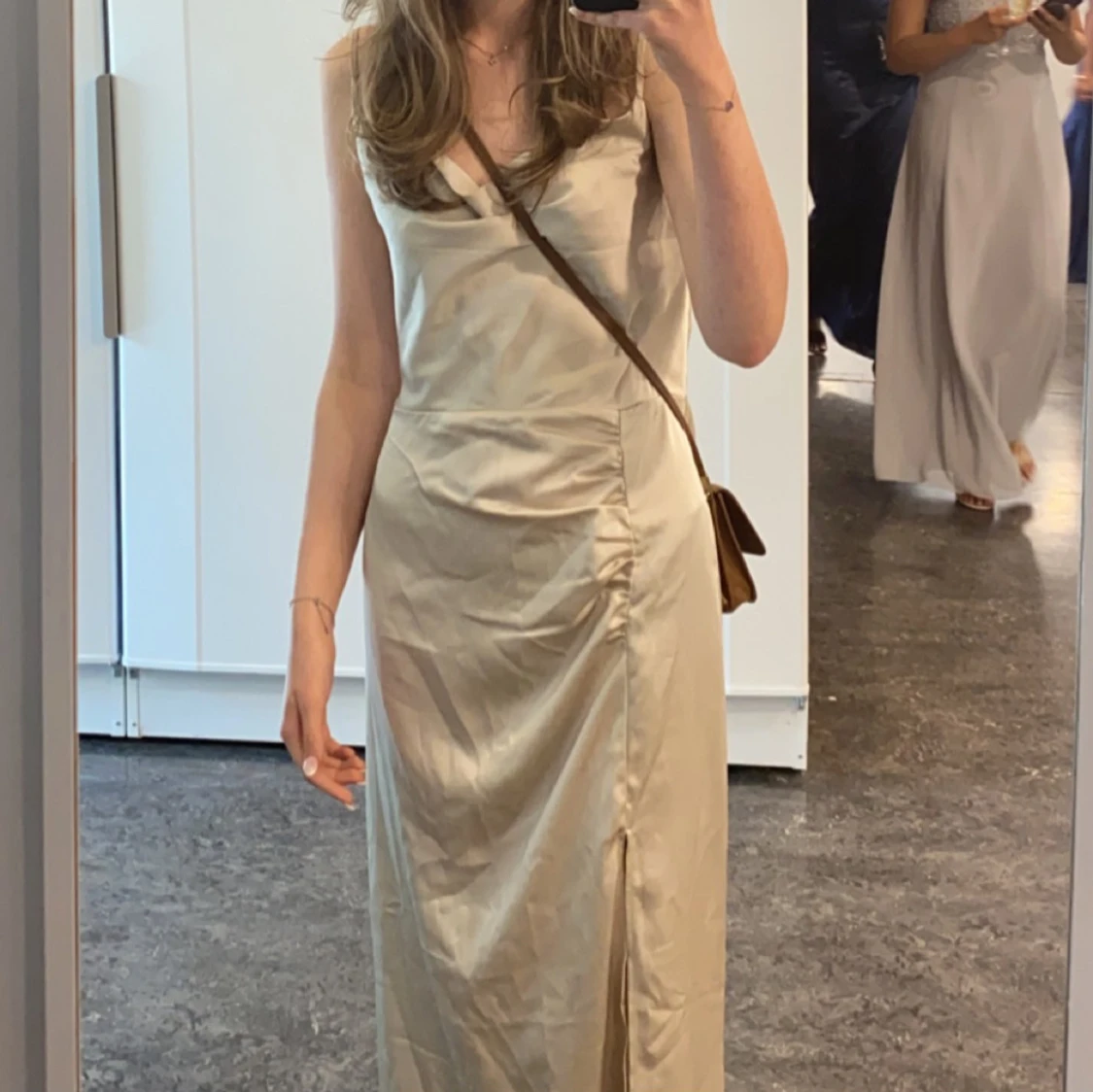 Champagnefärgad lång balklänning med slits