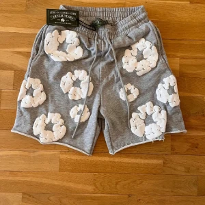  Denim Tears - Gråa denim tears shorts, storlek S, passar även mindre och större, säljs pga att de inte passar, behöver ni mer information kontakta mig, tillgänglig alltid